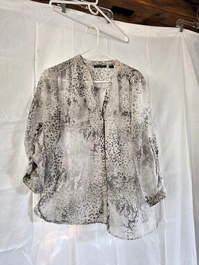 Covington Essentials Animal Print Button Down in Gray & White Large Like New